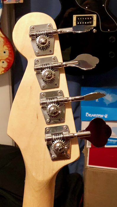 Classic Fender-style open back tuners.