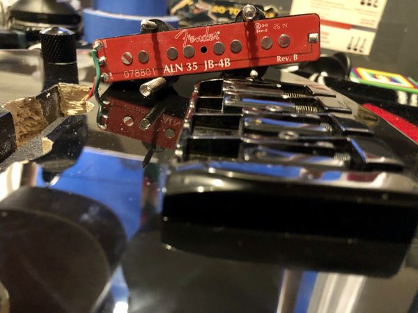 This Fender N3 Noiseless pickup in the bridge is coupled with a Fender American Standard P-Bass pickup to deliver true P+J delight!